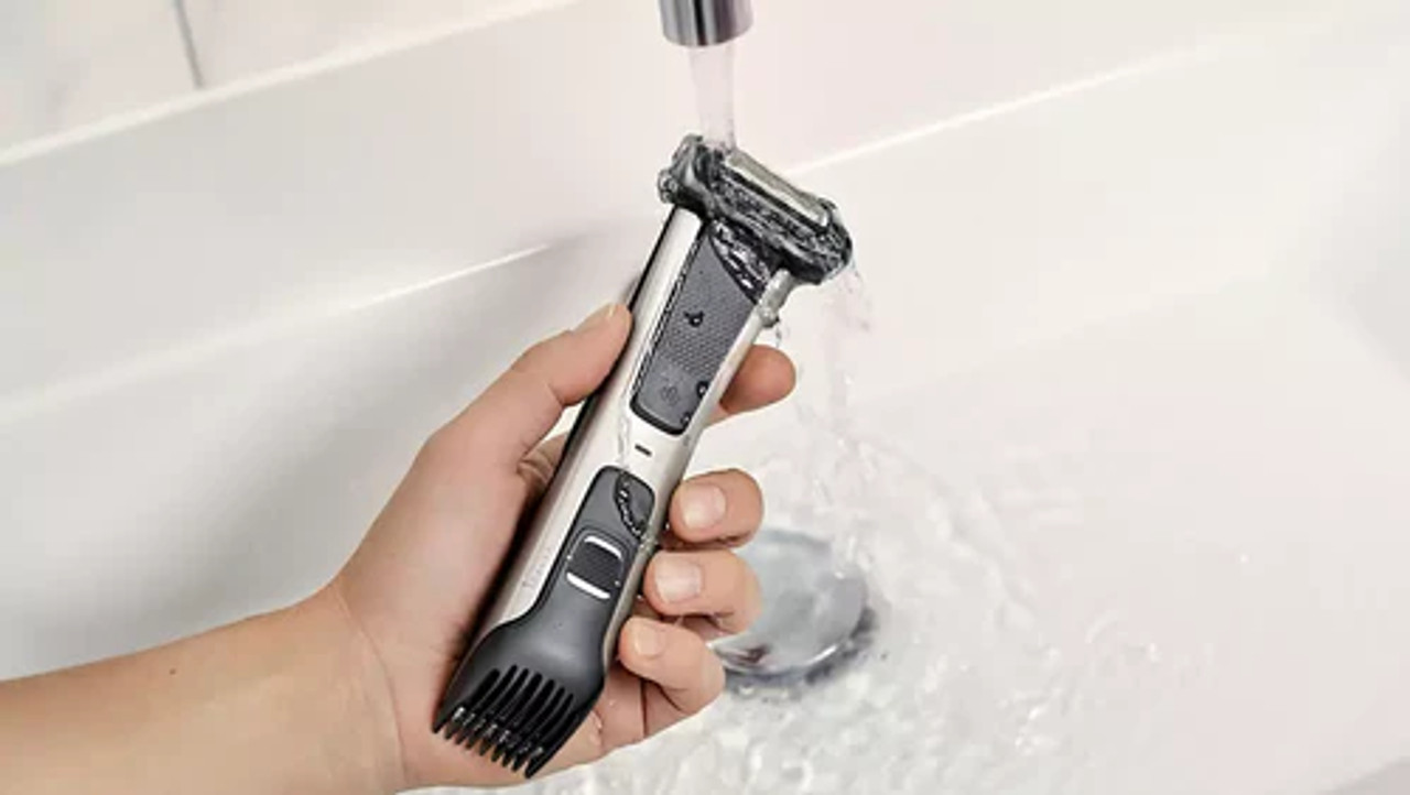 Philips Bodygroom Series 7000 BG7025/13 – Shower-Proof Dual-Sided Groin & Full-Body Trimmer/Shaver with 4-D Contour-Following Foil Head, 5-Length (3-11 mm) Adjustable Comb, SkinComfort Protection