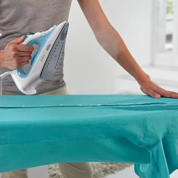 Braun Steam Iron SI1050BL – 2000W High-Power Steam Iron with 120g Steam Shot, Super Ceramic Soleplate