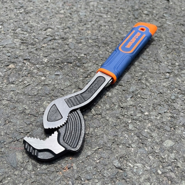 High-Quality 12" (300mm) CR-V Self-Adjusting Multifunctional Pipe Wrench – Adjustable Grip Range Ø10–42mm – Ergonomic Non-Slip Handle – Durable Chrome Vanadium Construction